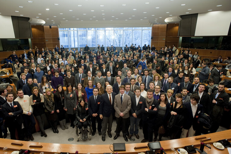 Zdjęcie 9: Jerzy BUZEK, EP President meets a delegation 360 young italiens