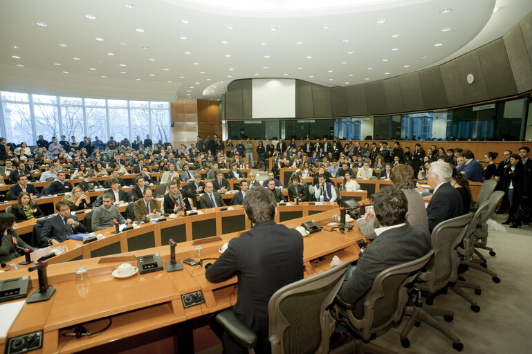Zdjęcie 6: Jerzy BUZEK, EP President meets a delegation 360 young italiens