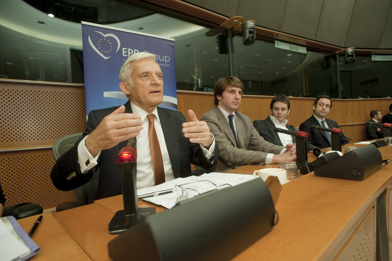Zdjęcie 4: Jerzy BUZEK, EP President meets a delegation 360 young italiens