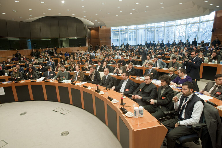 Zdjęcie 5: Jerzy BUZEK, EP President meets a delegation 360 young italiens