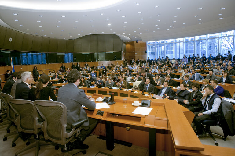 Zdjęcie 8: Jerzy BUZEK, EP President meets a delegation 360 young italiens