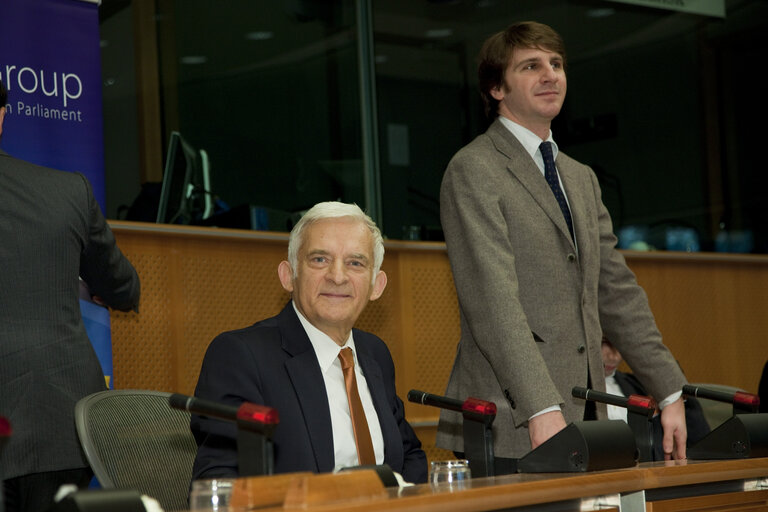 Zdjęcie 7: Jerzy BUZEK, EP President meets a delegation 360 young italiens