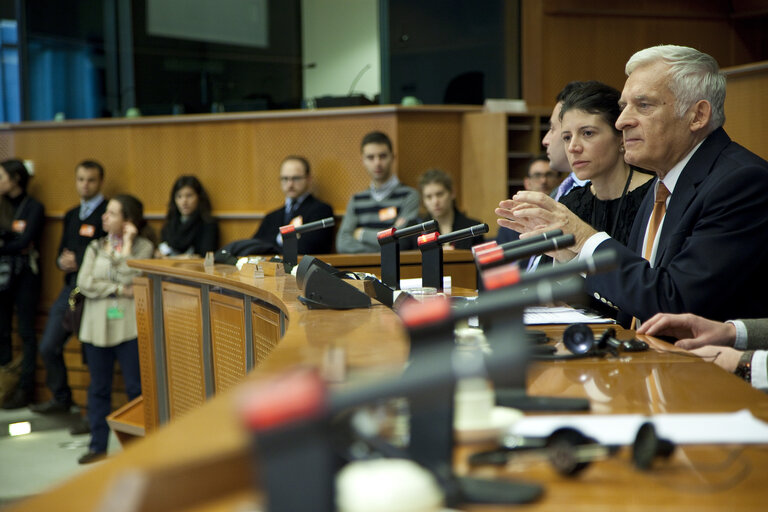Zdjęcie 1: Jerzy BUZEK, EP President meets a delegation 360 young italiens