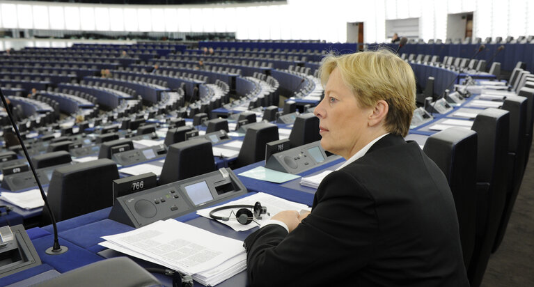 Foto 16: Birgit SCHNIEBER-JASTRAM in plenary session in Srtrasbourg