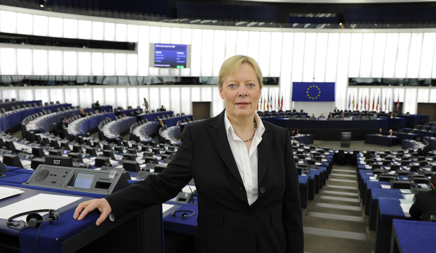 Снимка 14: Birgit SCHNIEBER-JASTRAM in plenary session in Srtrasbourg