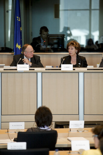 Photo 9 : IMCO committe meeting: Exchange of views