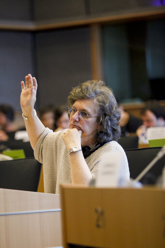 Zdjęcie 2: Kinga GONCZ votes in the CRIS Committee