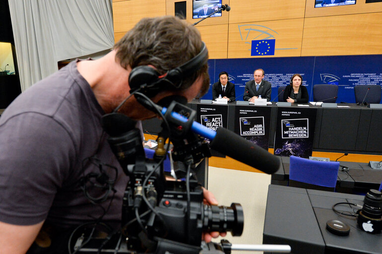 Nuotrauka 4: Press conference by Othmar KARAS (EPP, AT) and Liem HOANG NGOC (S&D, FR), co- rapporteurs, on the state of play of the evaluation of the Troikas activities.