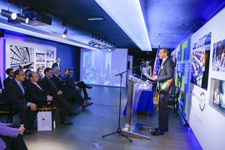 Foto 17: Signature of an agreement  between the city of Pescara  and the EP over the use of  the 360 Parlamentarium's  film