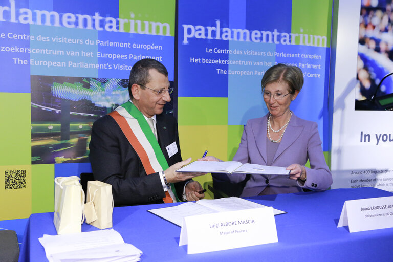 Foto 6: Signature of an agreement  between the city of Pescara  and the EP over the use of  the 360 Parlamentarium's  film