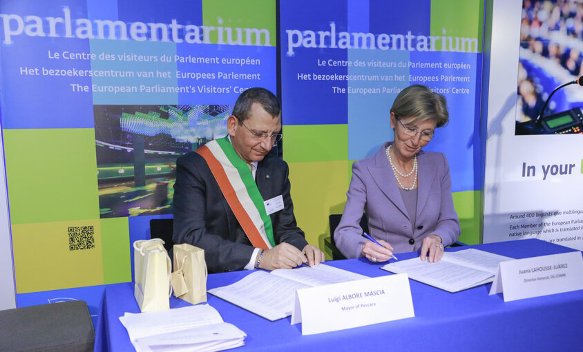 Foto 8: Signature of an agreement  between the city of Pescara  and the EP over the use of  the 360 Parlamentarium's  film