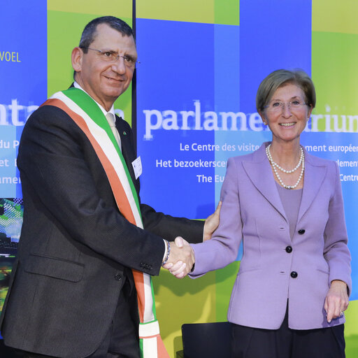 Foto 5: Signature of an agreement  between the city of Pescara  and the EP over the use of  the 360 Parlamentarium's  film