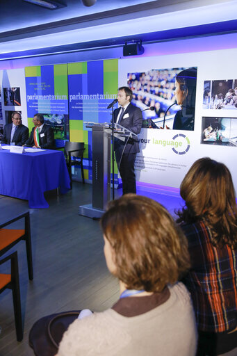 Foto 9: Signature of an agreement  between the city of Pescara  and the EP over the use of  the 360 Parlamentarium's  film