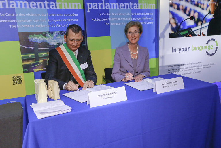 Foto 7: Signature of an agreement  between the city of Pescara  and the EP over the use of  the 360 Parlamentarium's  film