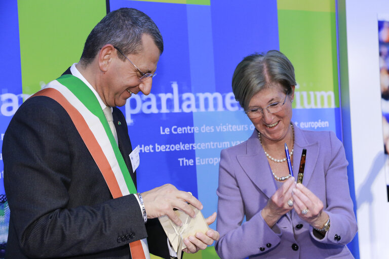 Foto 4: Signature of an agreement  between the city of Pescara  and the EP over the use of  the 360 Parlamentarium's  film