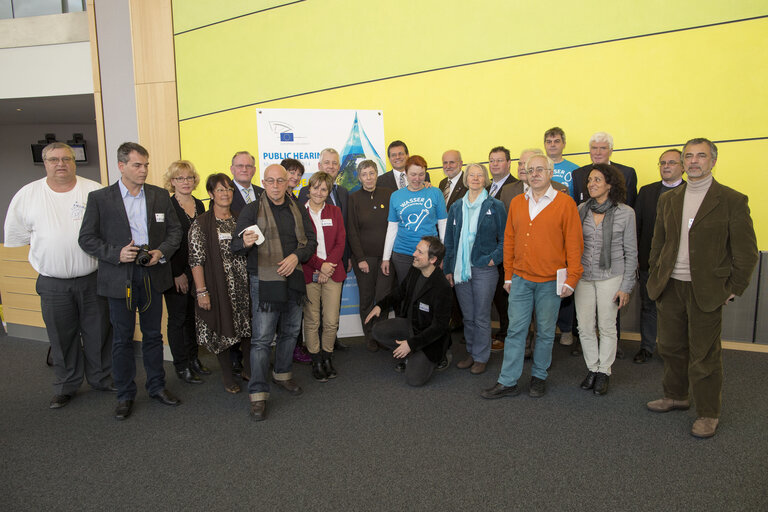 Fotografie 1: ENVI DEVE IMCO PETI -  Hearing on the European  Citizens' Initiative   Right2Water  Family Picture