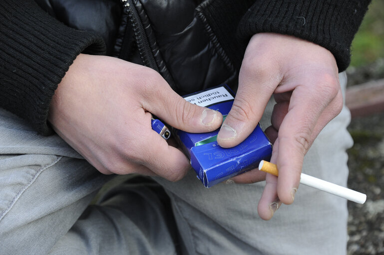 Снимка 5: Youth Smoking. Smoking among teenagers