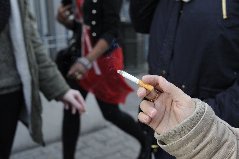 Fotografia 6: Youth Smoking. Smoking among teenagers