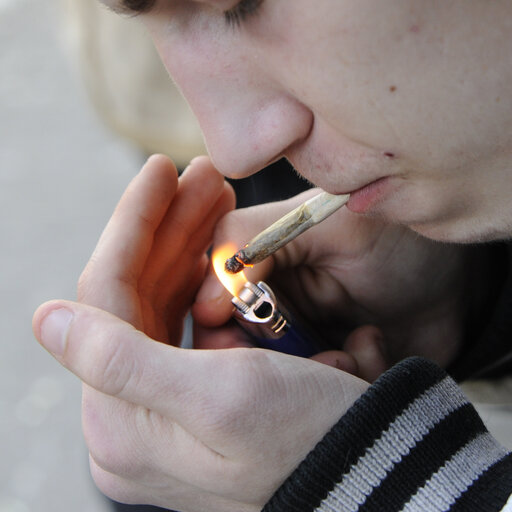 Billede 1: Youth Smoking. Smoking among teenagers