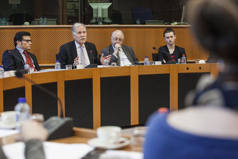 Foto 6: Visitors from the Paris office meet with MEPs