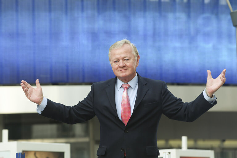 Foto 1: MEP Jim HIGGINS at the European Parliament in Brussels