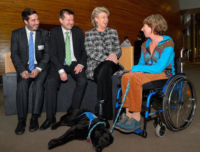 Fotografie 2: Viviane REDING - EC Vice President welcomes Martin KASTLER and Susanne PICHERT and assistance dog LAGUNA