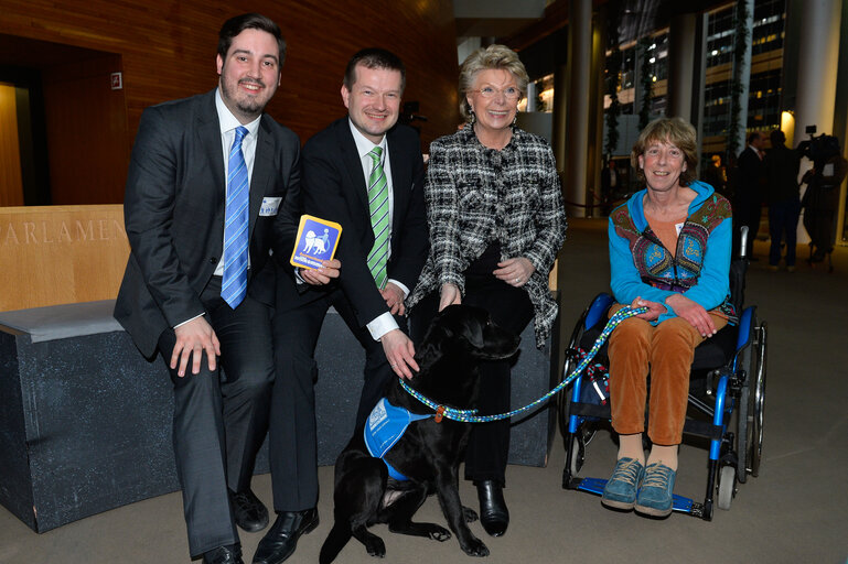 Fotografie 4: Viviane REDING - EC Vice President welcomes Martin KASTLER and Susanne PICHERT and assistance dog LAGUNA