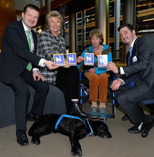 Fotografie 1: Viviane REDING - EC Vice President welcomes Martin KASTLER and Susanne PICHERT and assistance dog LAGUNA