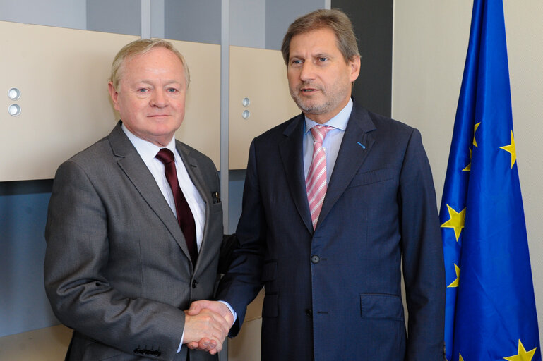 Φωτογραφία 2: Jim HIGGINS in the European parliament in Strasbourg with Commissioner Johannes HAHN, in charge of Regional Policy