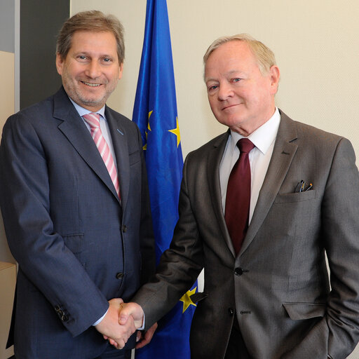 Φωτογραφία 6: Jim HIGGINS in the European parliament in Strasbourg with Commissioner Johannes HAHN, in charge of Regional Policy