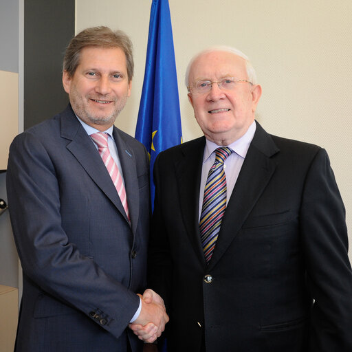 Valokuva 5: Jim HIGGINS in the European parliament in Strasbourg with Commissioner Johannes HAHN, in charge of Regional Policy