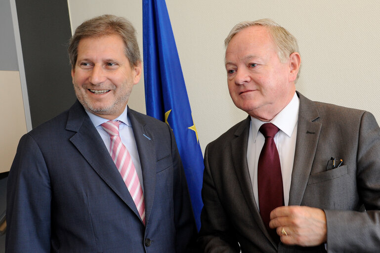 Φωτογραφία 4: Jim HIGGINS in the European parliament in Strasbourg with Commissioner Johannes HAHN, in charge of Regional Policy