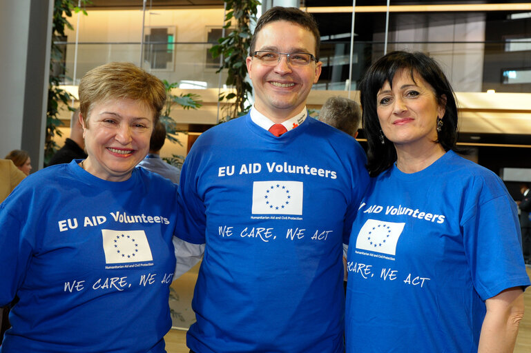 Fotografija 4: EU Aid Volunteers with Commissioner Georgieva KRISTALINA in charge of International Cooperation, Humanitarian Aid and Crisis Response