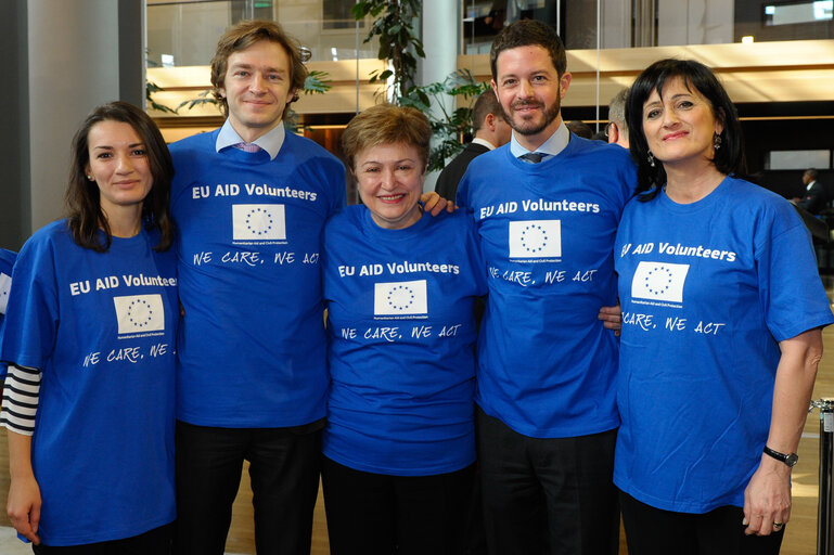 Fotografija 5: EU Aid Volunteers with Commissioner Georgieva KRISTALINA in charge of International Cooperation, Humanitarian Aid and Crisis Response