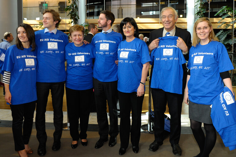 Fotografija 3: EU Aid Volunteers with Commissioner Georgieva KRISTALINA in charge of International Cooperation, Humanitarian Aid and Crisis Response