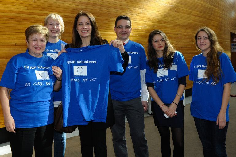 Fotografija 1: EU Aid Volunteers with Commissioner Georgieva KRISTALINA in charge of International Cooperation, Humanitarian Aid and Crisis Response