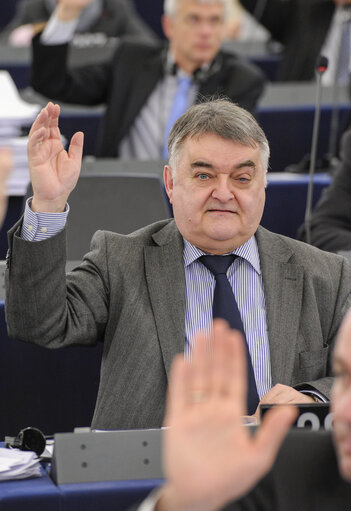 Suriet 6: Herbert REUL during the vote in Hemicycle