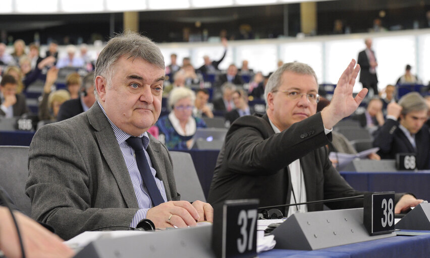 Fotografia 2: Herbert REUL during the vote in Hemicycle