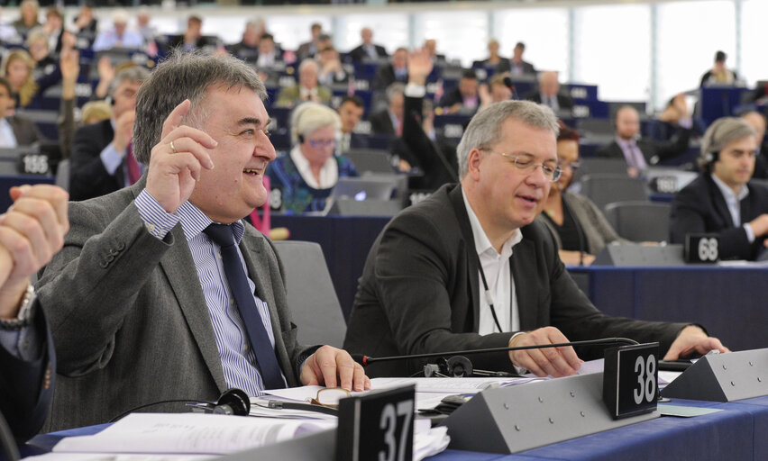 Fotografija 3: Herbert REUL during the vote in Hemicycle