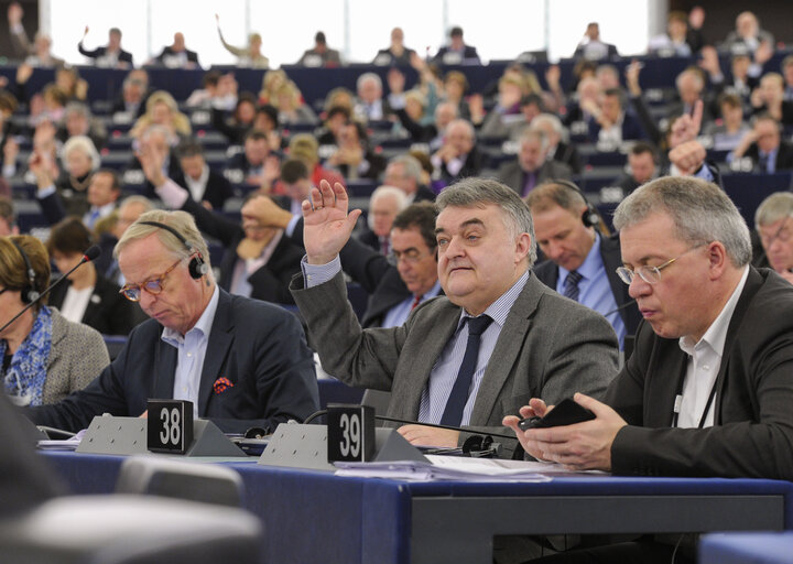 Fotografia 1: Herbert REUL during the vote in Hemicycle