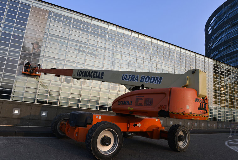 Fotografie 33: EE2014 - Set up of the Go to Vote campaign banners in Strasbourg