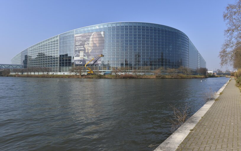 EE2014 - Set up of the Go to Vote campaign banners in Strasbourg