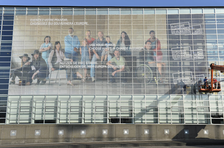 Fotó 18: EE2014 - Set up of the Go to Vote campaign banners in Strasbourg