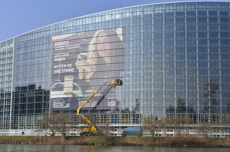 Nuotrauka 22: EE2014 - Set up of the Go to Vote campaign banners in Strasbourg