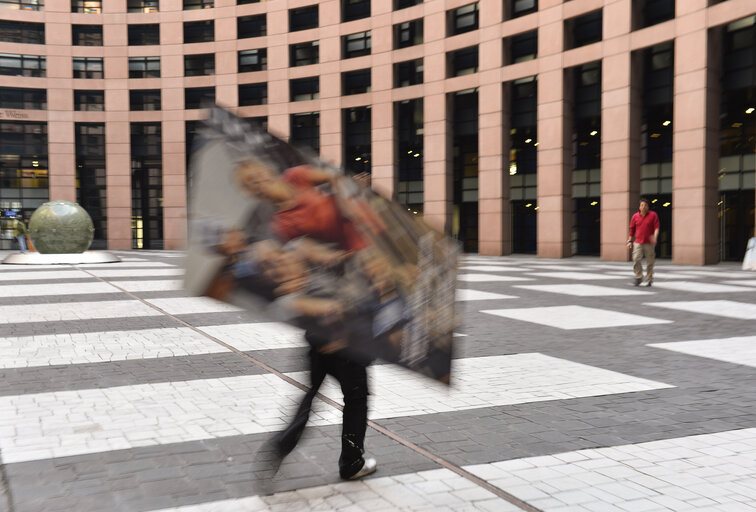 Fotografie 16: EE2014 - Set up of the Go to Vote campaign banners in Strasbourg