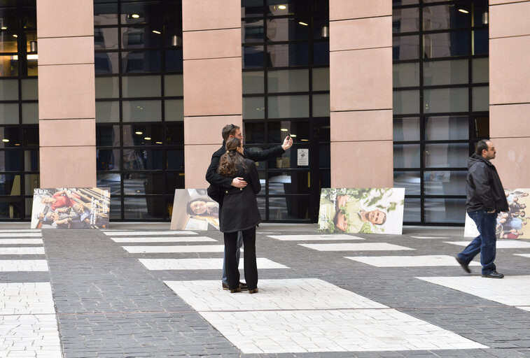 Fotografie 15: EE2014 - Set up of the Go to Vote campaign banners in Strasbourg