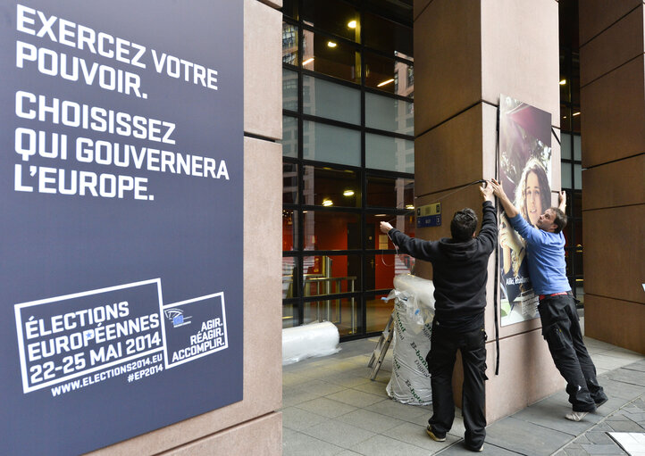 Fotó 12: EE2014 - Set up of the Go to Vote campaign banners in Strasbourg