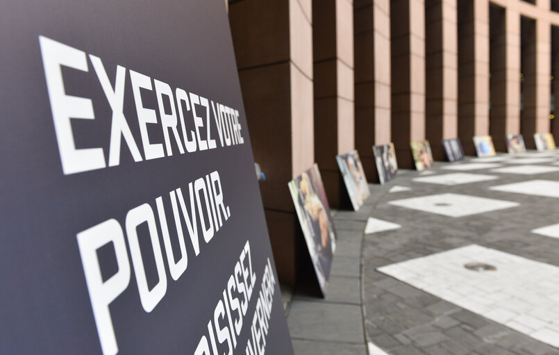 Fotó 13: EE2014 - Set up of the Go to Vote campaign banners in Strasbourg