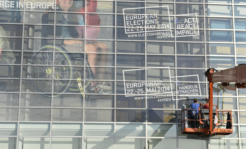 Fotagrafa 17: EE2014 - Set up of the Go to Vote campaign banners in Strasbourg