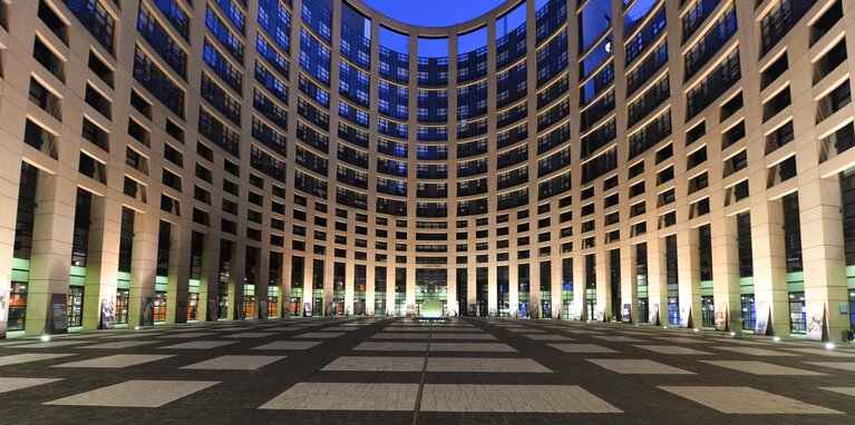 EE2014 - Set up of the Go to Vote campaign banners in Strasbourg